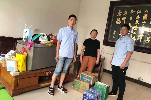 新鄉長城派代表慰問受災的員工