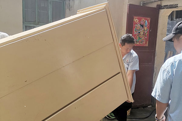 新鄉長城派代表慰問受災的員工