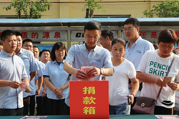 新鄉(xiāng)長(zhǎng)城員工向孟莊鎮(zhèn)敬老院捐款