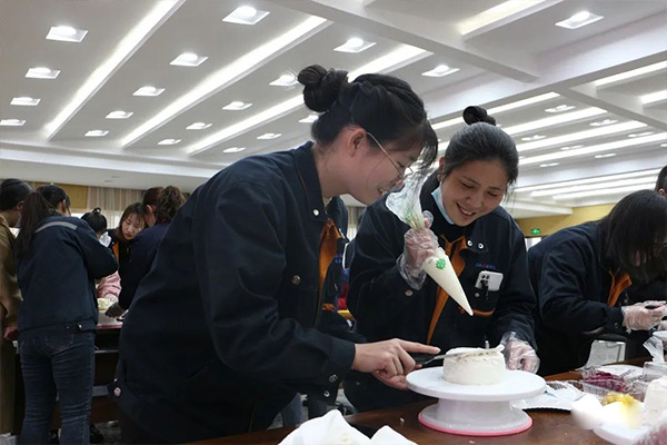 新鄉長城機械舉辦慶三八蛋糕DIY活動現場